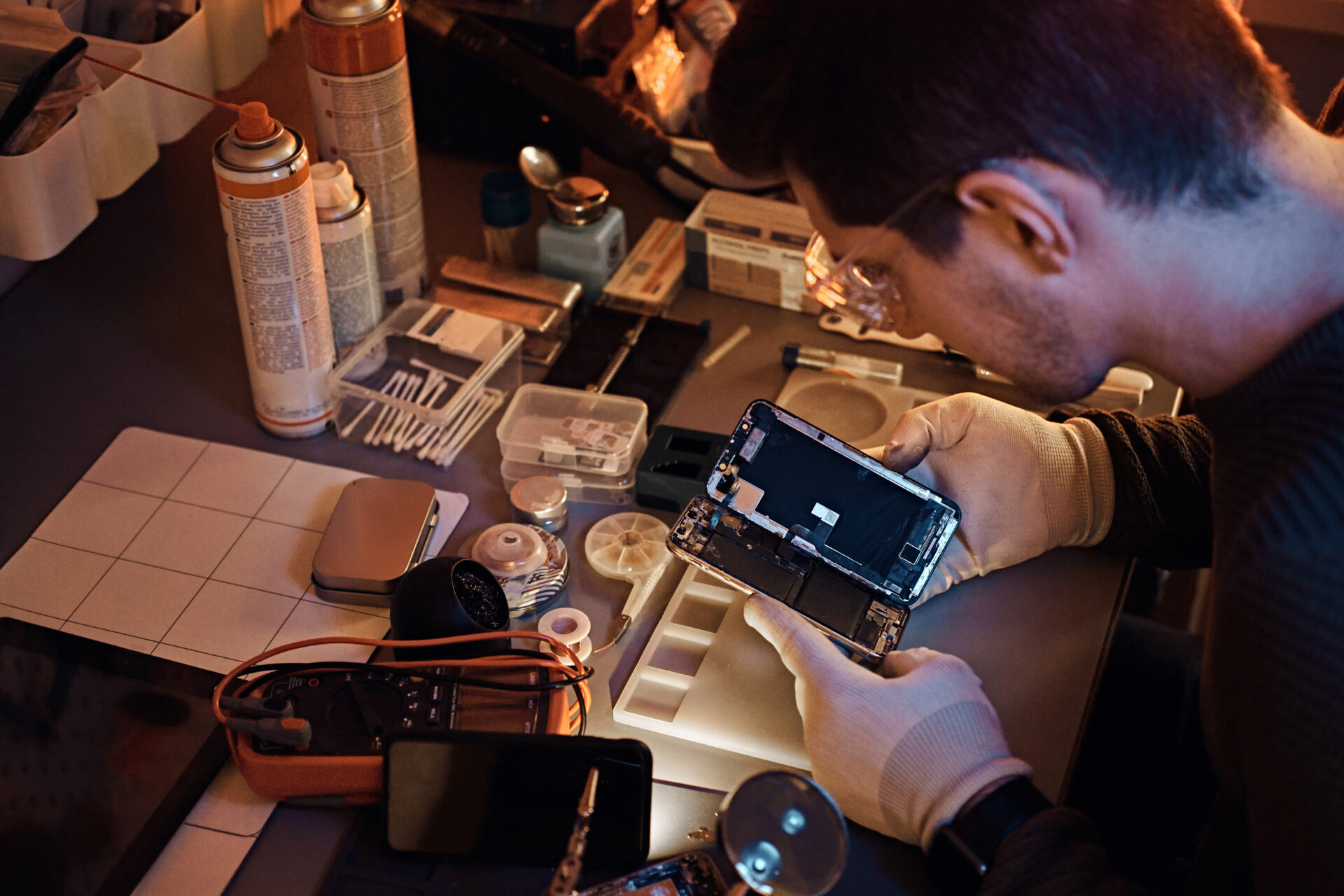 U velké části telefonů diagnostika ukáže, že baterie drží kapacitu a za rychlé vybíjení mohou aplikace běžící na pozadí. Ilustrační foto. Zdroj: Magnific.