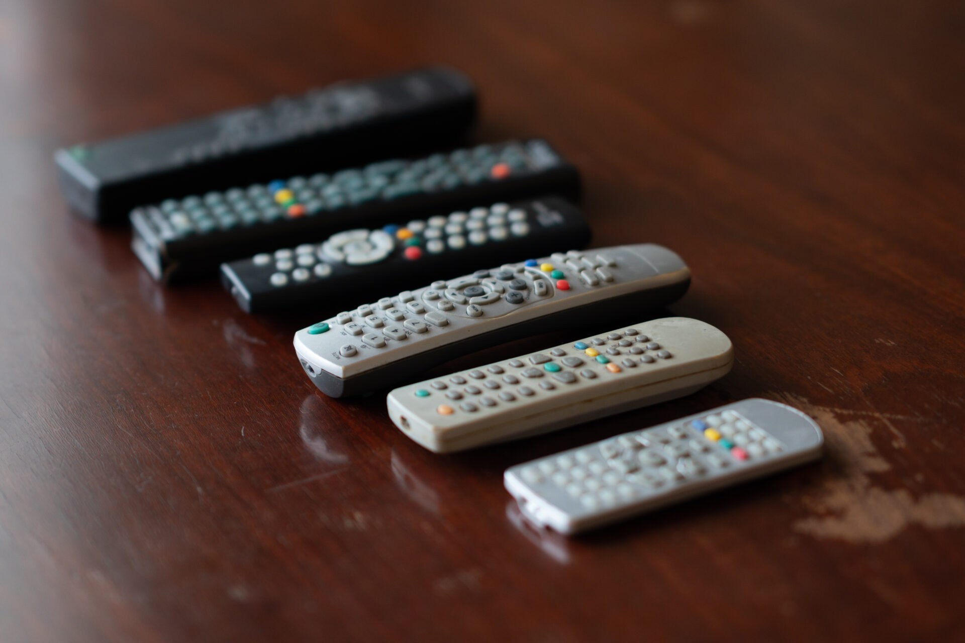 Funkce HDMI CEC nechá televizní ovladač obsloužit i set-top box a soundbar, takže zbytek krabiček může zůstat ležet. Ilustrační foto. Zdroj: Magnific.