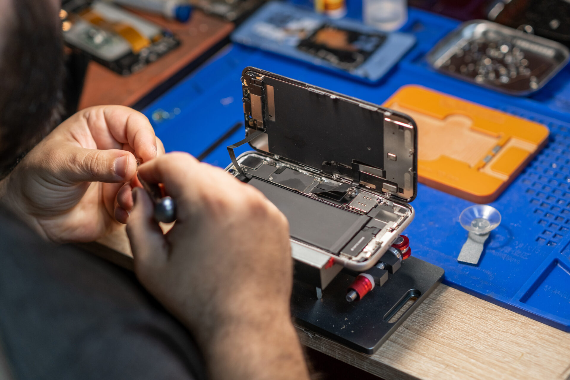 Když kapacita spadne výrazně pod 80 procent a telefon se restartuje, výměna samotné baterie v servisu vyjde levněji než nový mobil. Ilustrační foto. Zdroj: Magnific.