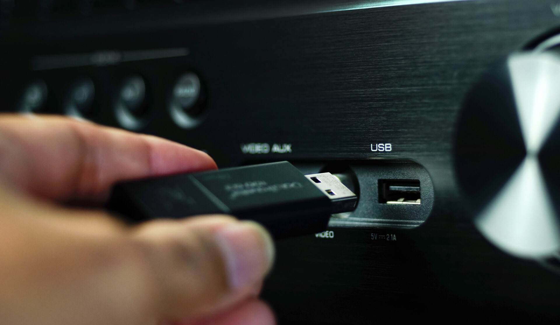 Zadní USB port na televizi nikdo nepoužívá, přitom umí věci, za které byste jinde platili. Stačí připojit starý disk