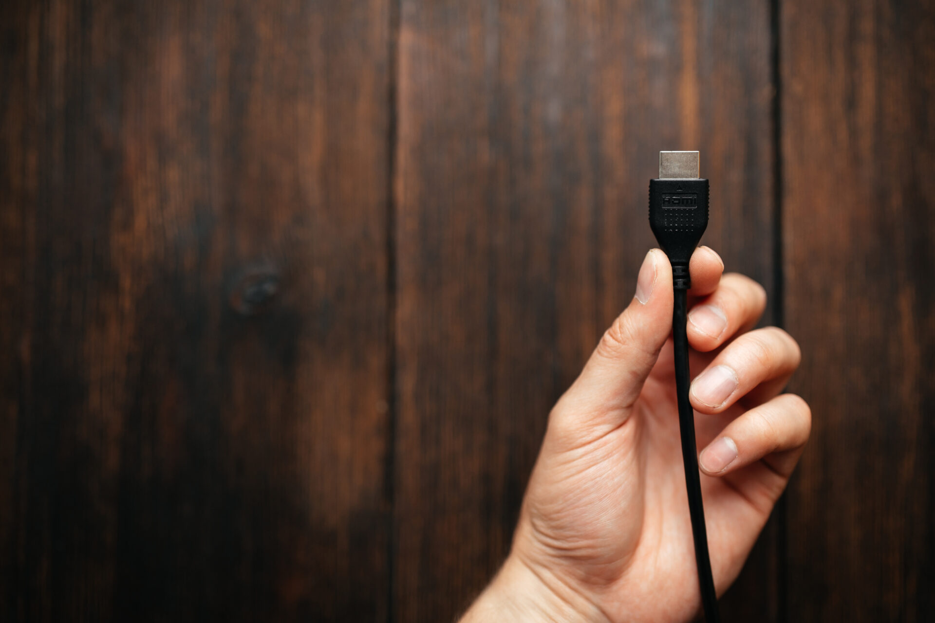 Zdířku na zadní straně televize nikdo nepoužívá, přitom umí věci, za které byste jinde platili. Stačí 1 kabel