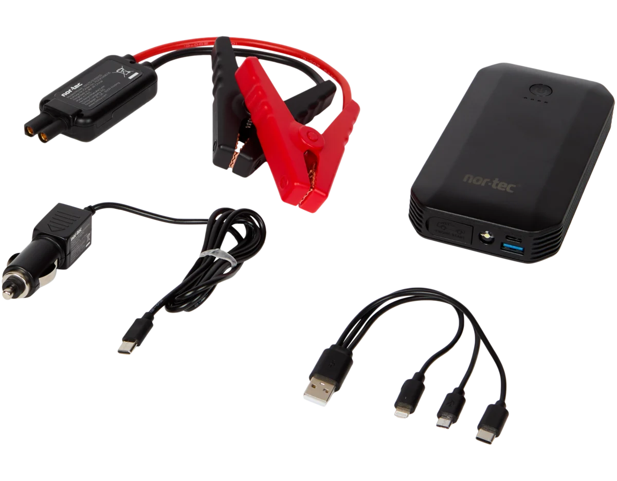 Kromě samotného přístroje obsahuje sada kabel s kleštěmi, nabíječku do autozásuvky a kabel se třemi koncovkami pro telefony. Zdroj: Oficiální materiály distributora.