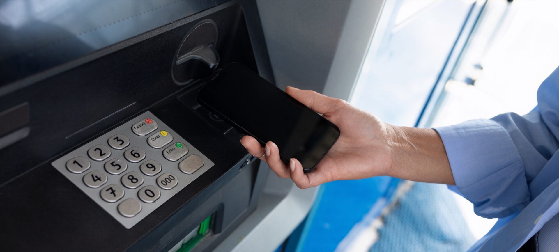 Bankomat s bezkontaktní čtečkou vydá hotovost po přiložení platebního prstenu i telefonu, PIN je ale potřeba zadat pokaždé. Ilustrační foto. Zdroj: Magnific.