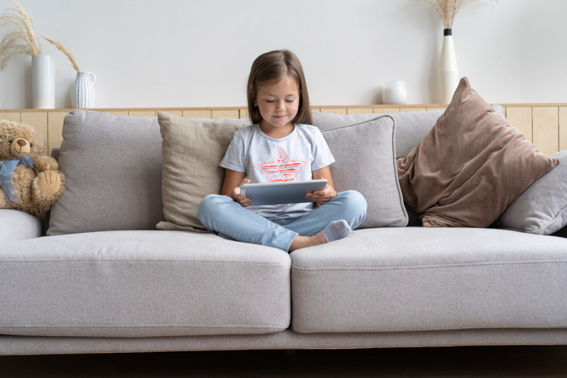 Jedno přihlášení k SELEKT Light pokryje až pět zařízení, takže vnouče si pustí pohádku na tabletu, zatímco zbytek rodiny sleduje svoje. Ilustrační foto. Zdroj: Magnific.