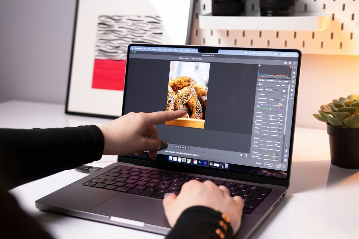 Kdo fotky ladí v editoru na počítači, nastaví si barvy raději sám bez automatických zásahů telefonu. Ilustrační foto. Zdroj: dlxmedia.hu / Unsplash.
