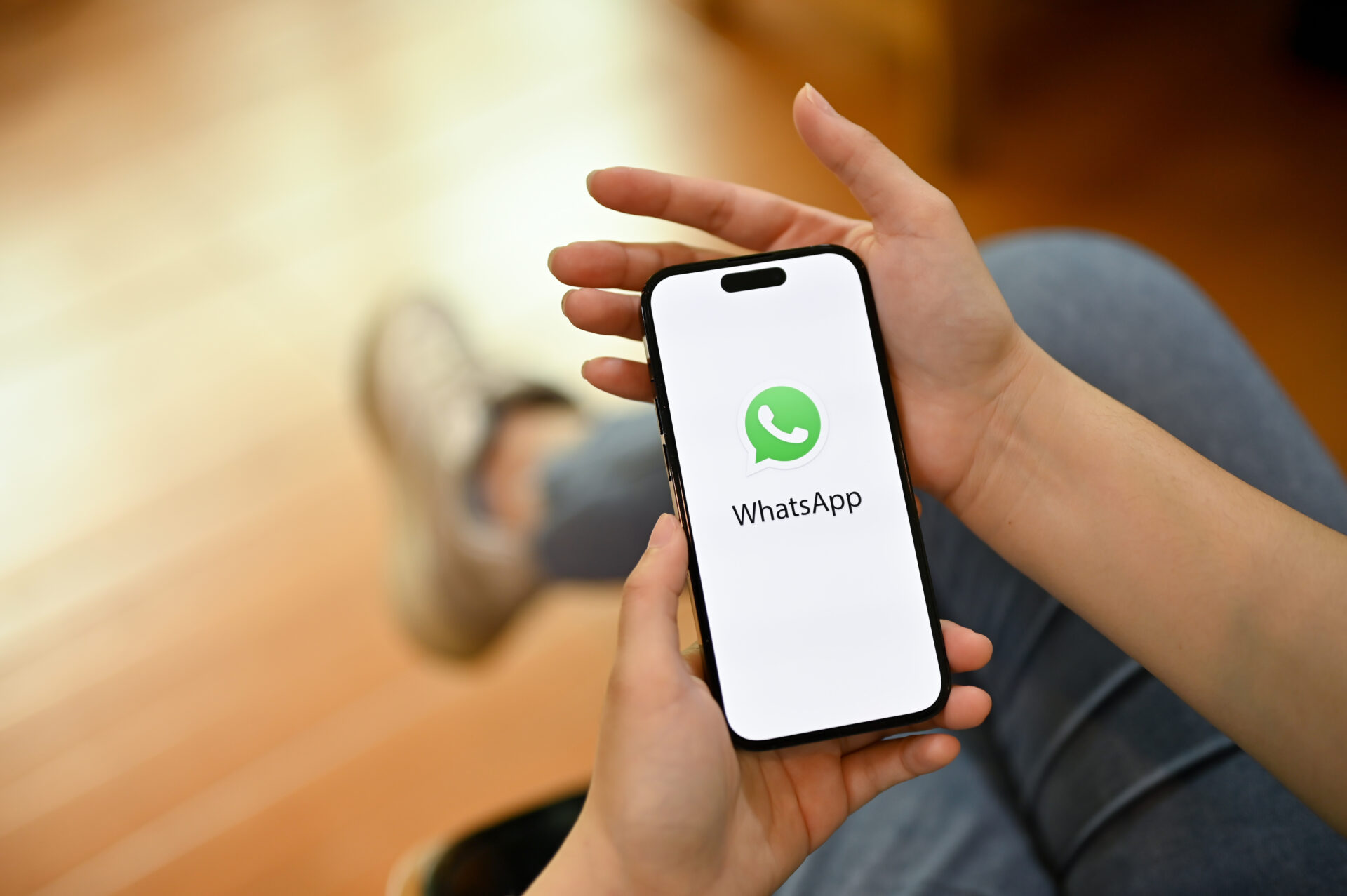 Dvoufázové ověření přidá k účtu na WhatsAppu vlastní heslo, bez kterého útočník číslo na jiném telefonu nezaregistruje. Ilustrační foto. Zdroj: Magnific.