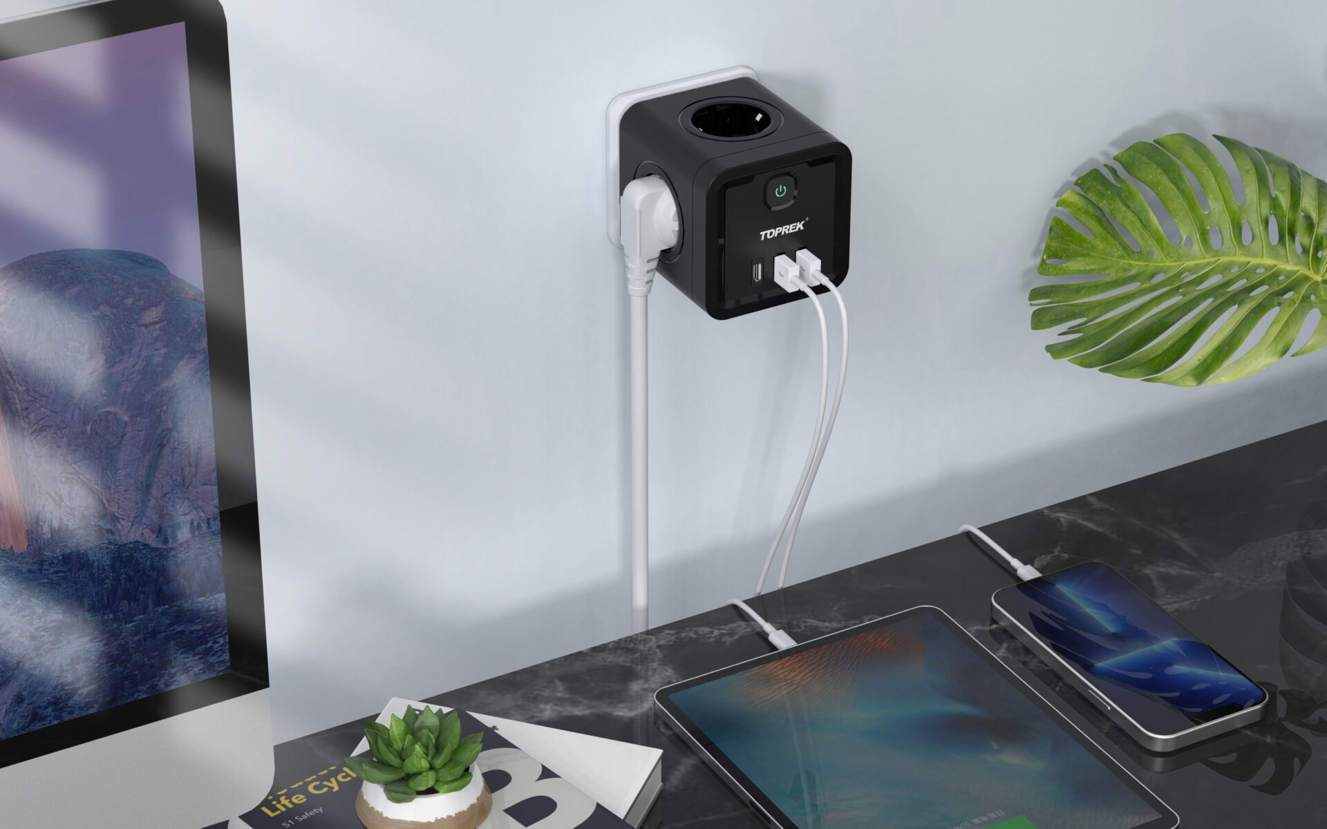 Zapojená kostka zvládne zároveň napájet drobnou elektroniku a nabíjet telefon i tablet. Zdroj: Oficiální materiály distributora.