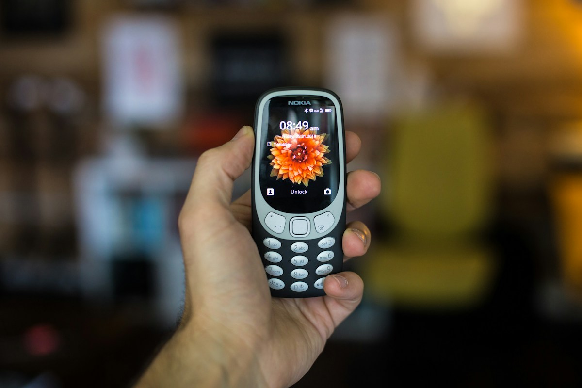 Do tlačítkového mobilu si aplikaci Lidl Plus nainstalovat nejde. Ilustrační foto. Zdroj: Isaac Smith / Unsplash.