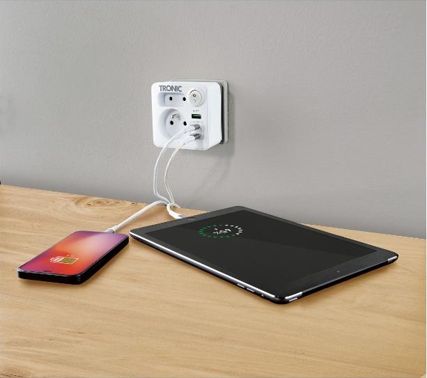 Zásuvka zvládne nabíjet telefon i tablet najednou přímo z USB kabelů. Zdroj: Oficiální materiály distributora.