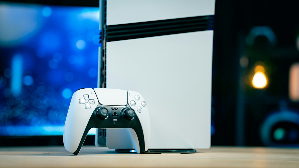 Model PS5 Pro dál nabízí nejkvalitnější obraz, část jeho vylepšení si ale užijí i majitelé obyčejné konzole. Ilustrační foto. Zdroj: Amanz / Unsplash.