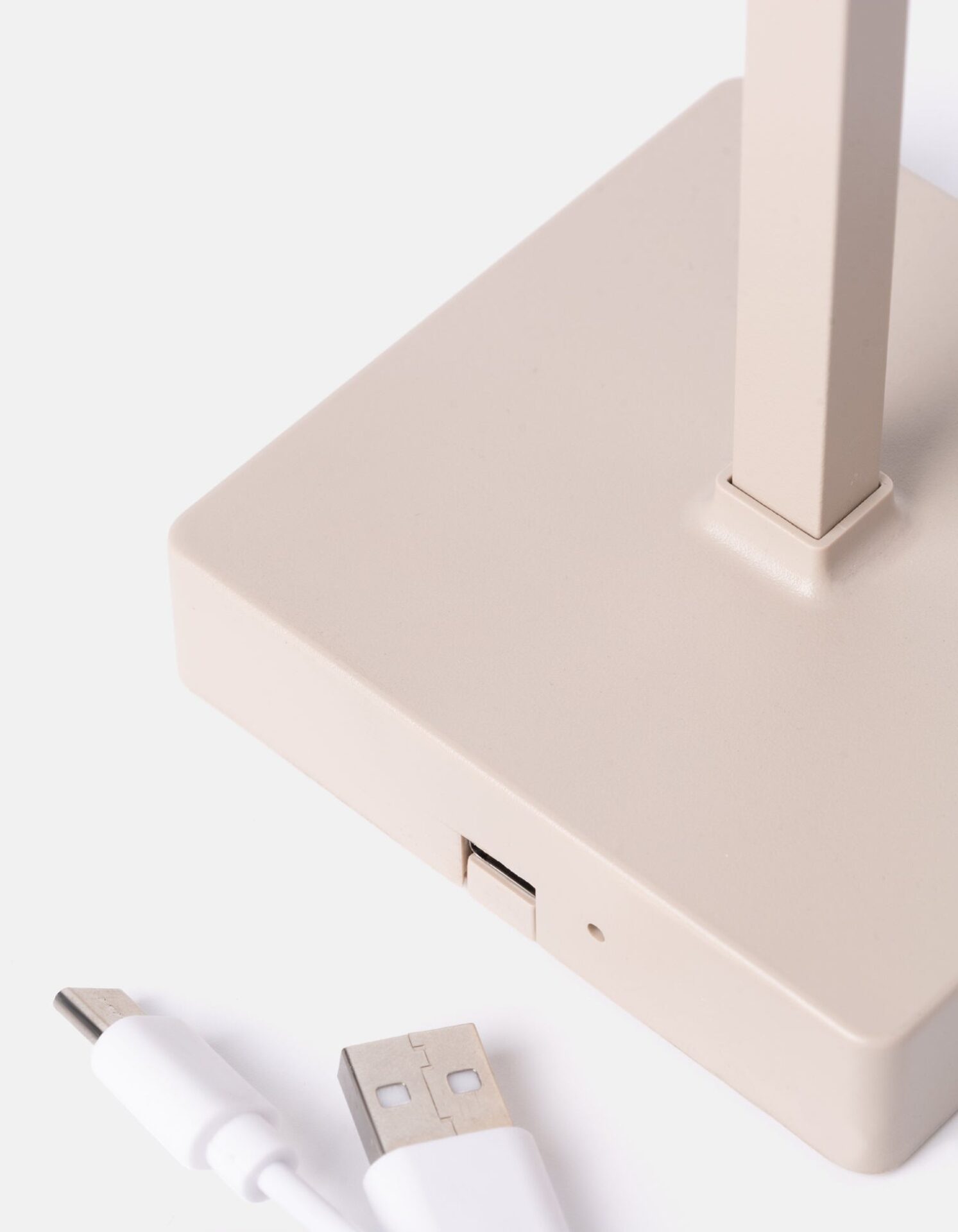 V balení lampičky je USB kabel, zapojit ji můžete do nabíječky, powerbanky i notebooku. Zdroj: Oficiální materiály distributora.