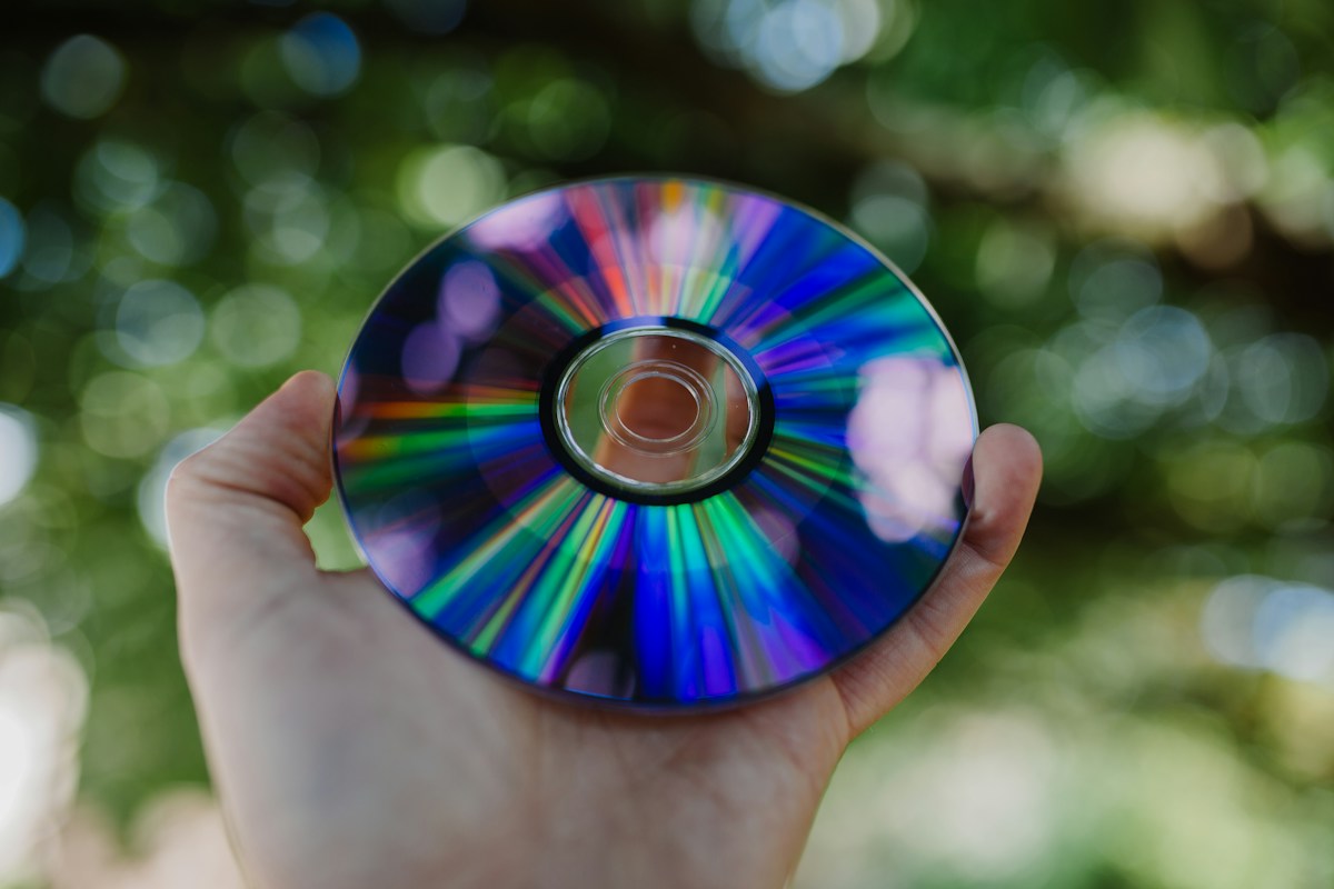 Kdo pustí album z disku, sám rozhoduje, co bude hrát a kdy hudba skončí. Ilustrační foto. Zdroj: Phil Hearing / Unsplash.