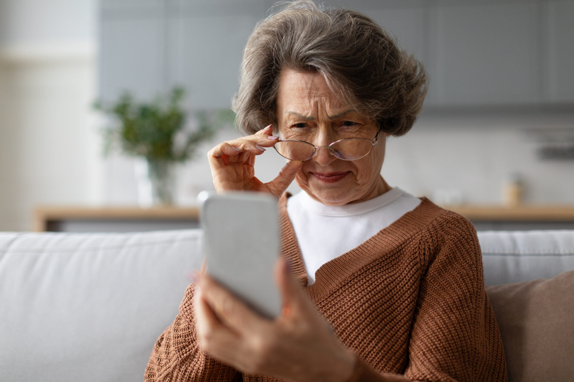Technik radí seniorům: tohle 1 nastavení v mobilu zvětší písmo i tlačítka. Děti o něm vědí, rodičům ho ale nikdo neukázal